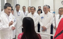 Ê kíp thông tim bào thai cho sản phụ người Singapore nhận bằng khen của Bộ trưởng Bộ Y tế