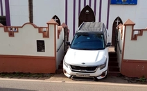 Quá tin Google Maps, tài xế cố chấp leo cầu thang để rồi nhận 'quả đắng'