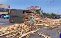 Xe chở gỗ lật đè chết thiếu niên: 2 người đi đường khác thoát chết trong gang tấc