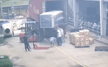 Đưa máy móc từ xe container xuống không an toàn, đè chết người