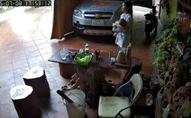 Chị hai kêu trời khi mẹ bắt bế em
