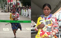 Đi bộ 14 giờ đến tham dự cuộc thi siêu marathon, người phụ nữ miền núi đoạt luôn chức vô địch