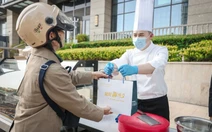 Nhân viên nhiều khách sạn 5 sao ở Trung Quốc tràn xuống đường bán hàng
