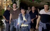 Đang say mê đánh bầu cua thì cảnh sát ập vào, 11 con bạc về đồn