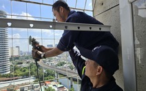 Nhiều cư dân chung cư ở TP.HCM tháo 'chuồng cọp', mở lối thoát nạn sau vụ cháy cư xá Độc Lập