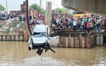 Ô tô tông hai xe máy rồi rơi xuống sông, đang tìm người mất tích