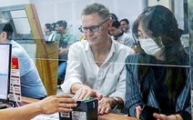 Người nước ngoài tại TP.HCM tranh thủ đi định danh điện tử để sử dụng VNeID