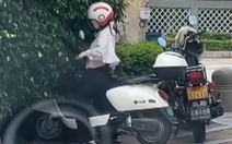Cô gái khổ sở vì không làm chủ được tay ga xe máy điện