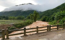 Hai mẹ con bị lũ cuốn khi đang cho vịt ăn, mẹ mất tích