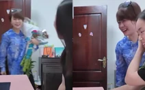 Khoảnh khắc cả nhà vui sướng khi biết con gái đạt thủ khoa khối A00