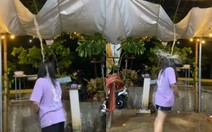 Cô gái ướt như chuột lột vì tấm bạt che mưa phản chủ