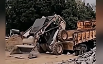 Máy xúc lên thùng xe tải phong cách 'trồng cây chuối'