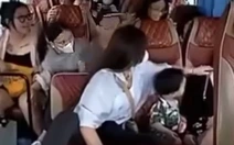 Cả đoàn hú hồn với người phụ nữ say xe nằm ngủ như chết
