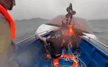 Ba mươi phút nghẹt thở cứu người mắc kẹt trên tàu Vịnh Xanh 58 bị lật