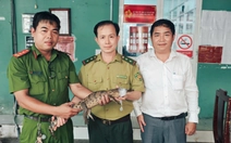 Kiểm lâm TP.HCM tiếp nhận cá sấu 'nhí' nặng 2kg bắt được dưới kênh Nước Đen