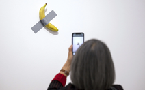 Tác phẩm 'chuối dán tường' giá hơn 6 triệu USD lại bị ăn mất