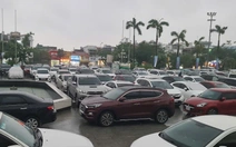 Cung văn hóa Việt Tiệp thành bãi xe 'khổng lồ' miễn phí trong bão số 3