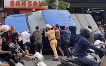 Ô tô bán tải đè loạt xe máy trên phố, cảnh sát cùng người dân giải cứu người mắc kẹt