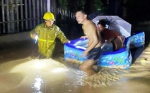 Nhiều xã ở Nghệ An ngập lụt do mưa lũ, sơ tán dân trong đêm