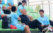 Ông Park Hang Seo tự lái xe đến thăm CLB Nam Định