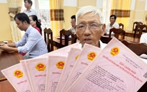 Cầm 7 sổ đỏ được phường cấp, cụ ông mừng vui ra mặt