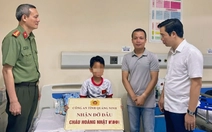 Công an nhận đỡ đầu cháu bé 10 tuổi sống sót trong vụ lật tàu Vịnh Xanh QN-7105