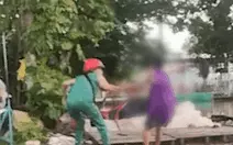Không bán hết vé số, hai bé bị cô ruột dùng khúc cây 1m đánh tới tấp