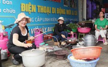 Mở bếp ăn 'tiếp sức' đoàn cứu trợ bà con vùng lũ Nghệ An