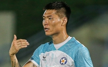Ngoại binh Hàn Quốc khóc khi ký hợp đồng ở V-League