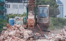 Cận cảnh việc phá dỡ tòa nhà Pháp cũ 4 mặt tiền để mở rộng đường Hùng Vương, phục vụ lễ diễu binh