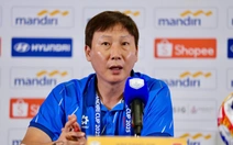 HLV Kim Sang Sik phủ nhận 'chơi chiêu' xếp chai nước ngăn U23 Indonesia ném biên