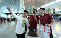 Người hâm mộ Indonesia vây quanh chụp ảnh, xin chữ ký U23 Việt Nam tại sân bay Jakarta
