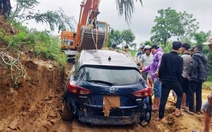 Ô tô chở 4 người bị nước cuốn trôi sau khi vượt rào cảnh báo đã được tìm thấy