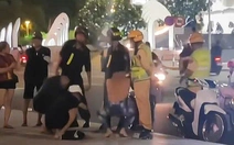 'Đi bão' mừng U23 Việt Nam vô địch, nhóm trẻ bị phạt 'thụt dầu' vì không đội mũ bảo hiểm