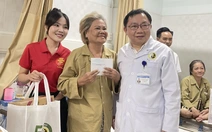 Viện Y dược học dân tộc TP.HCM trao hàng trăm phần quà cho bệnh nhân khó khăn