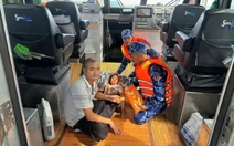 Hai bố con 'hồi sinh trở lại sau một đêm lênh đênh trên biển'