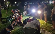 Trắng đêm lục khắp bãi cỏ công viên tìm chiếc nhẫn 'kỷ vật' cho nữ du khách nước ngoài