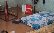 Nước tràn vào nhà, người dân Đà Nẵng xuyên đêm dọn bùn