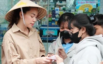 Ca sĩ Hồ Ngọc Hà đội mưa bán vé số giúp cô bé bệnh tim