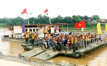 Phà quân sự vận hành trở lại cho người dân qua khu vực cầu Phong Châu