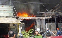 Kho vải bông bốc cháy dữ dội tại Đà Nẵng