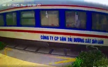 Người đàn ông cởi trần đứng giữa đường sắt có chắn, tàu hỏa Bắc - Nam tông thiệt mạng