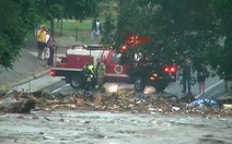 Giải cứu hai bé gái bám trụ trên cây sau lũ lụt ở Texas?