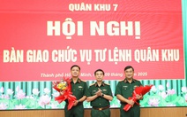 Trung tướng Nguyễn Trường Thắng bàn giao chức vụ tư lệnh Quân khu 7 cho Thiếu tướng Lê Xuân Thế
