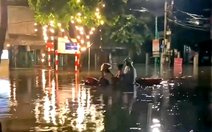 Thái Nguyên ngập sâu, dân bơi thuyền ra phố đón người về nhà