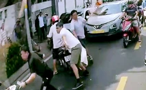 Đưa 3 người đậu hai ô tô giữa đường rồi ẩu đả về công an làm việc