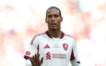 HLV Arne Slot và Van Dijk bất đồng sau trận thua của Liverpool tại Siêu cúp Anh