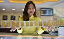 Giá vàng bất ngờ lao dốc sau khi chạm đỉnh lịch sử