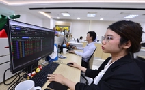 Chứng khoán liên tiếp vượt đỉnh: Rủi ro rình rập hay cơ hội, định giá đắt chưa?