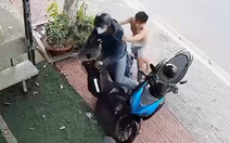 Vô tiệm vờ mua vàng, nam thanh niên cướp giật lắc tay bỏ chạy